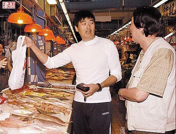 Chau Nhuan Phat va sao vo thuat Nguyen Buu cung di cho binh dan hinh anh