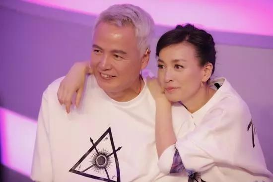 Vo chong sao nu Dai Loan nhay mua tai ga tau o Phap hinh anh