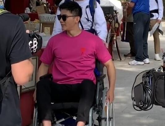 Ly Than phai ngoi xe lan khi ghi hinh show thuc te o nuoc ngoai hinh anh