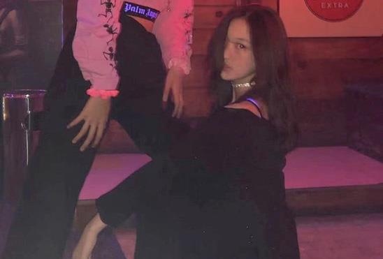 Con gai 13 tuoi cua Vuong Phi len tieng khi bi nghi den quan bar hinh anh