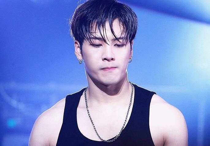 Fan qua khich nem ao lot vao nguoi my nam Han Quoc hinh anh