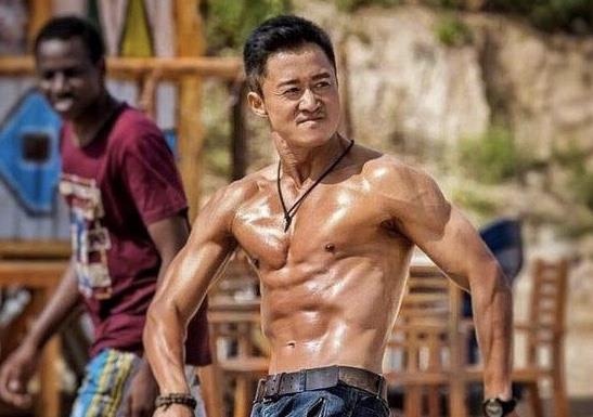 Phim Trung Quoc pho truong, gay ao tuong suc manh quan su nhu the nao? hinh anh