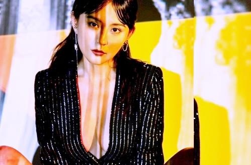 My nhan Tan Cuong dien vay xe sau khoe vong mot hinh anh