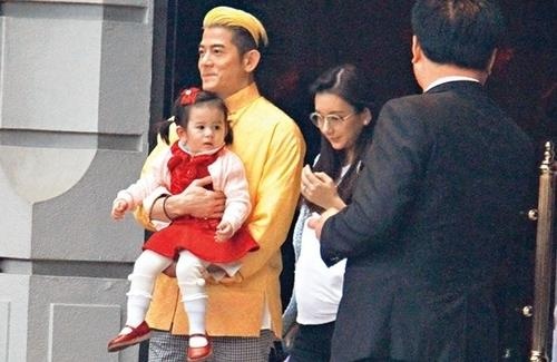 Con gai 2 tuoi cua Quach Phu Thanh nhun nhay khi xem cha bieu dien hinh anh