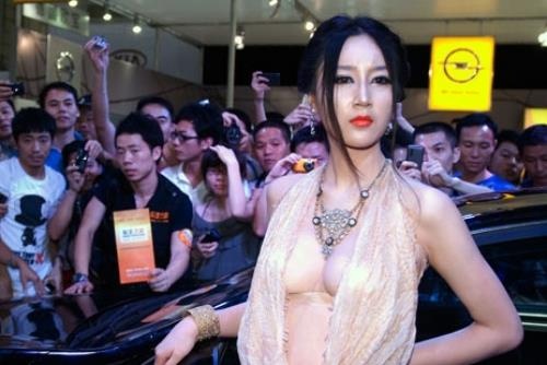 Goc khuat den toi cua nhung nguoi mau xe hoi mac phan cam o Trung Quoc hinh anh