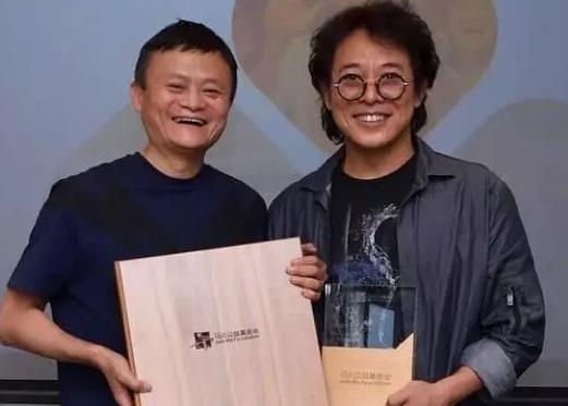 Ly Lien Kiet khoe khoan, tre trung khi xuat hien ben ty phu Jack Ma hinh anh