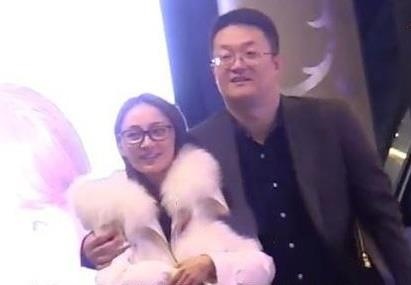 Dieu Dich han gan voi ban trai dai gia hinh anh