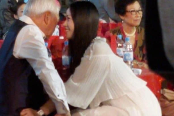 Sao nam 69 tuoi bi chi trich vi hen ho gai tre hinh anh