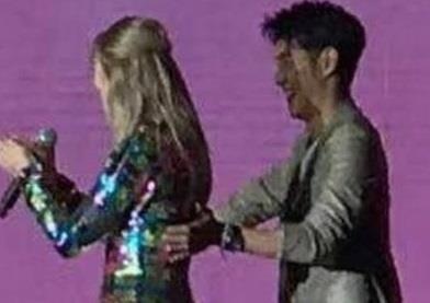 MC Trung Quoc bi doa giet vi dung cham Taylor Swift hinh anh