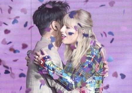 MC Trung Quoc dang anh chup cung Taylor Swift sau su co dung cham hinh anh