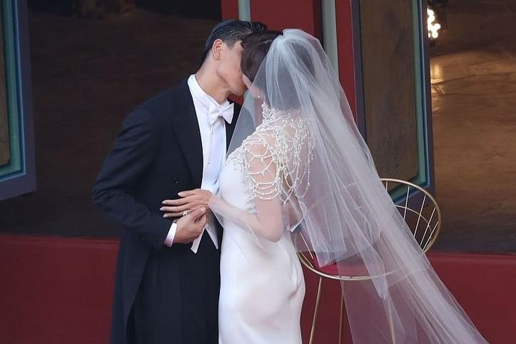 Sieu mau 45 tuoi Lam Chi Linh khoc khi hon chong o le cuoi hinh anh