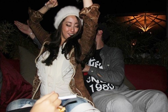 My nhan Nhat bi bat sau khi thac loan o quan bar hinh anh