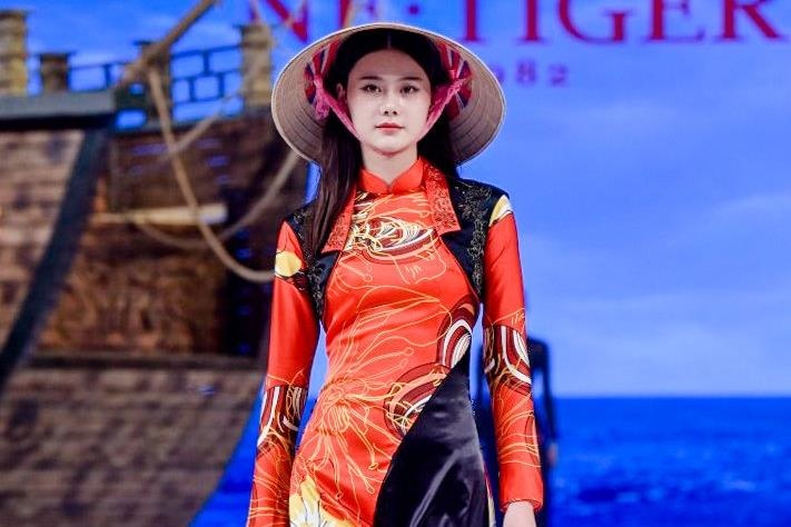 Khan gia Viet buc xuc khi ao dai bi goi la 'phong cach Trung Quoc' hinh anh