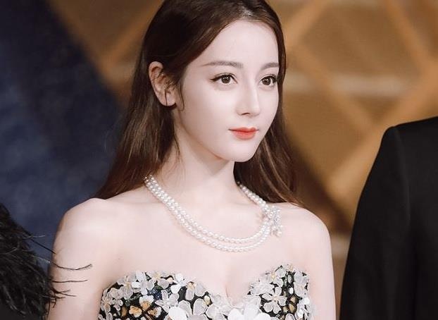 Dich Le Nhiet Ba danh roi hoa tai tri gia 28.000 USD hinh anh