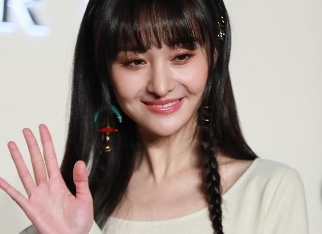 Trinh Sang gay go, mui nhon bat thuong hinh anh