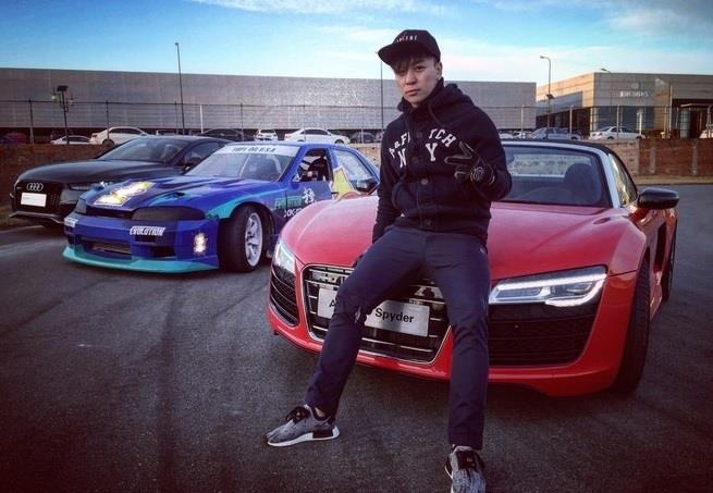 Vi sao Thich Tieu Long song xa hoa du het thoi o tuoi 31? hinh anh