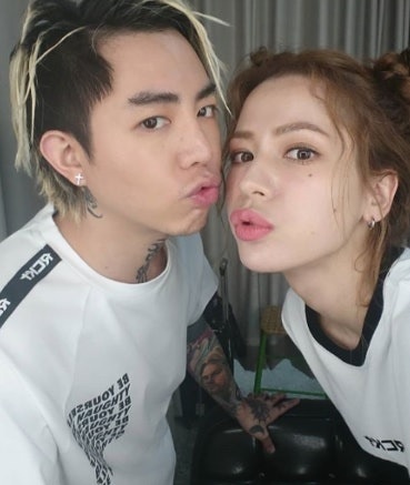 ca si Dai Loan,  sao Dai Loan, Ta Hoa Huyen dung can sa anh 1