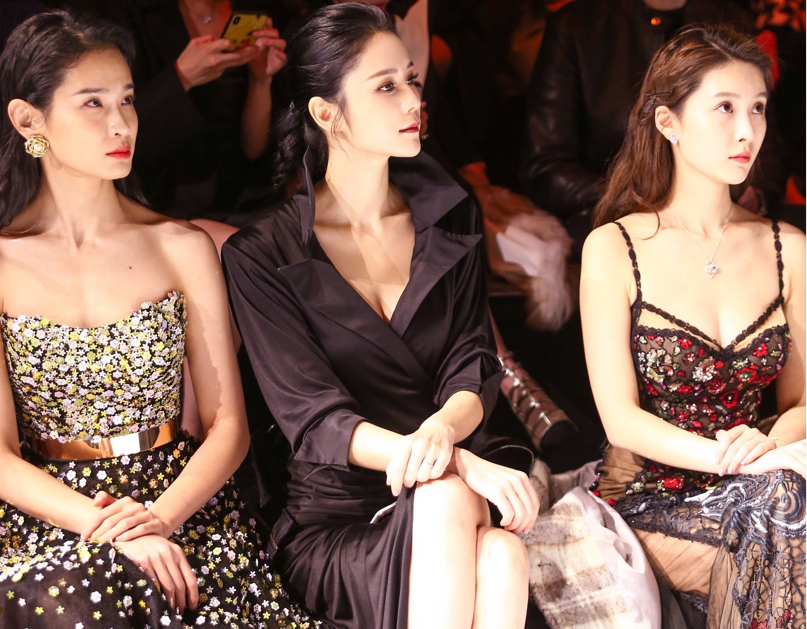 Vo Lam Phong dien vay xe cao khoe chan dai hinh anh