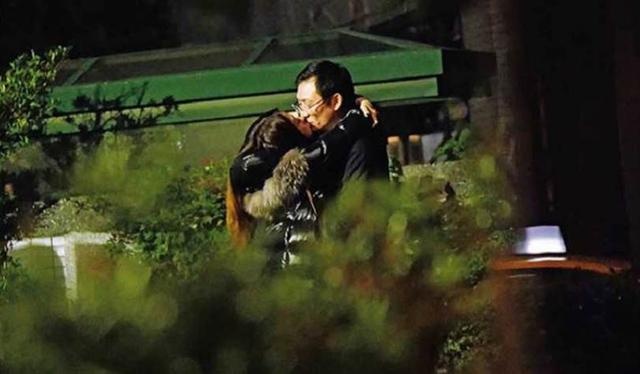 Ca si Dai Loan bi bat gap om hon nguoi dan ong la mat luc nua dem hinh anh