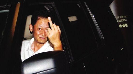 Sao hoa ngu lai xe sau khi uong ruou anh 7