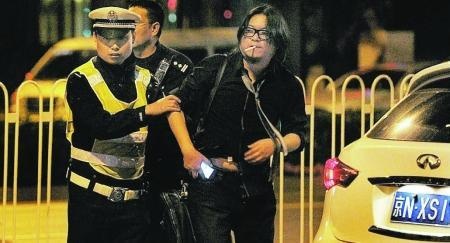 Sao hoa ngu lai xe sau khi uong ruou anh 4