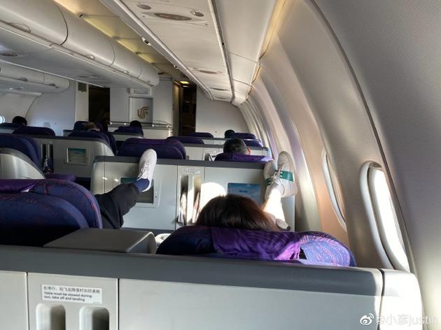 Sao hang A Trung Quoc bi len an vi gac chan len ghe may bay hinh anh