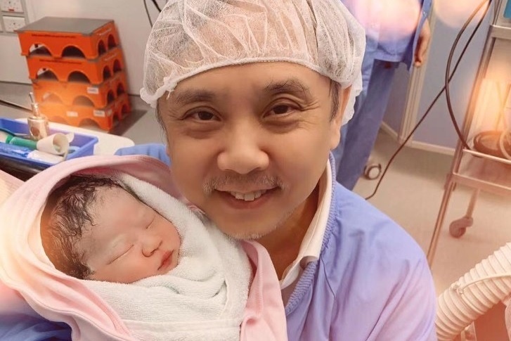 Vo kem 30 tuoi ha sinh con gai cho dao dien noi tieng Hong Kong hinh anh