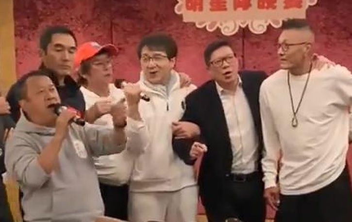 Thanh Long va dan sao bi chi trich vi mo tiec giua dich Covid-19 hinh anh