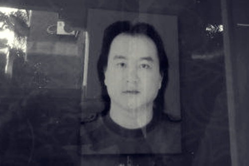 Di thu dam nuoc mat cua dao dien qua doi vi nhiem virus corona hinh anh