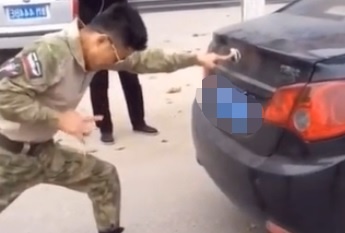 Ngo Kinh dung ngon tay tro day oto hinh anh