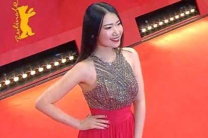 Nu dien vien Trung Quoc bi chi trich vi tao dang 60 phut tren tham do hinh anh