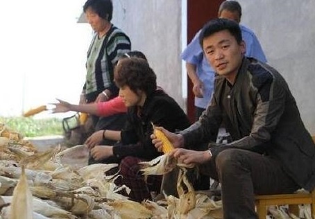 Gia canh o que cua 'vua hai' Vuong Bao Cuong hinh anh