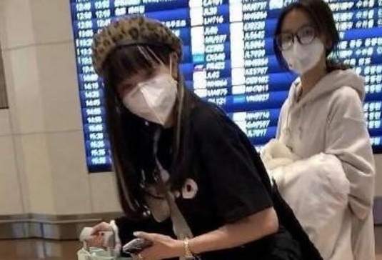 Nghe si Trung Quoc bi chi trich vi di nuoc ngoai tranh dich Covid-19 hinh anh