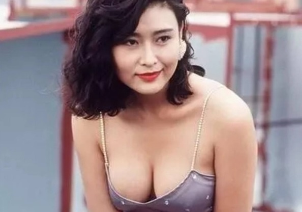 Bieu tuong goi cam Hong Kong song co doc, trang tay o tuoi 55 hinh anh