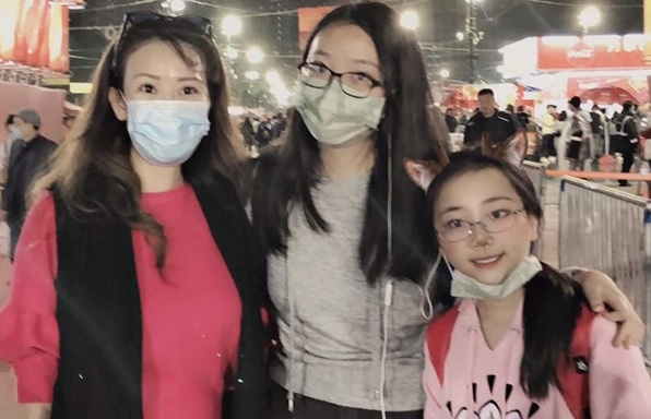 A hau Hong Kong buoc phai cach ly con gai do lo ngai dich hinh anh