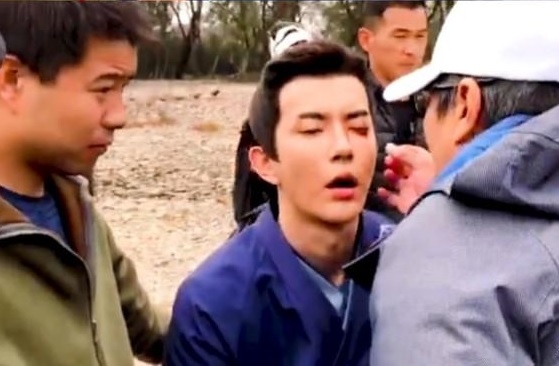 Sao nam Trung Quoc bi sat nhon dam trung mat, chay mau khong ngung hinh anh