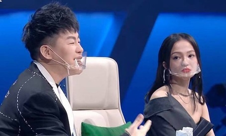 Nghe si Trung Quoc deo khau trang trong suot ghi hinh hinh anh