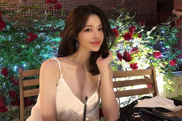 Nhan sac ban gai cua Seungri hinh anh