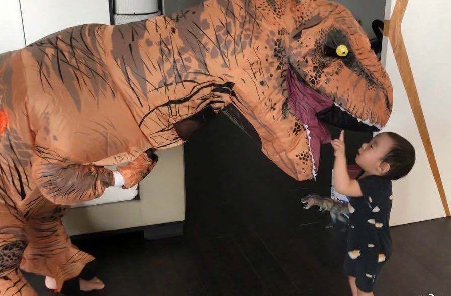 Anh doi thuong hai huoc cua Ngo Kinh ben 2 con hinh anh