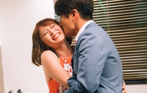 Hoa hau Hong Kong bi ban dien cach mat vi loi to quay roi hinh anh