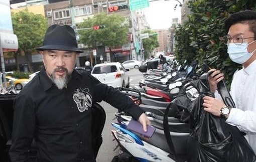 Chong nen dau buon lo tang le cho nu nghe si Dai Loan hinh anh