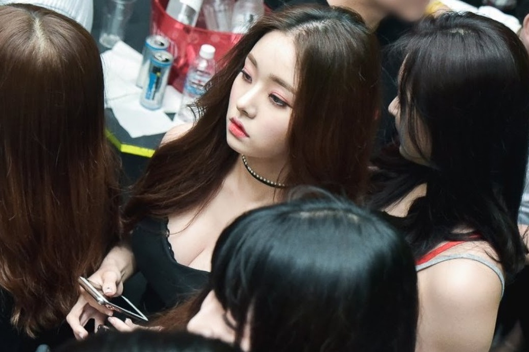 Nu sinh trung hoc cam dau ‘phong chat thu N’ bi bat giu hinh anh