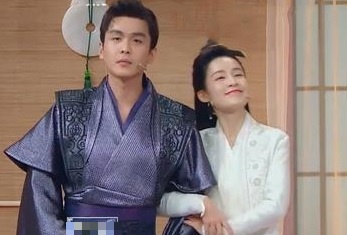 ‘Ham Huong’ Ly Tham bi chi trich vi khoac tay tai tu da co gia dinh hinh anh