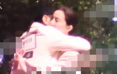 Pham Bang Bang om nguoi dan ong la tren pho hinh anh