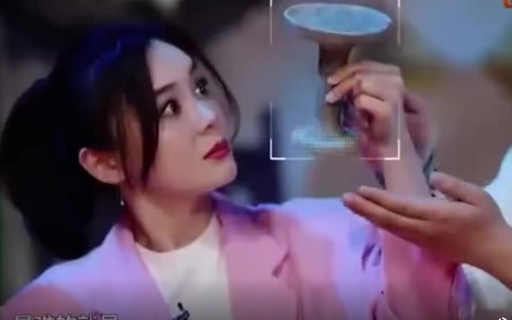 'Thanh co' Vien San San bi chi trich du doi hinh anh