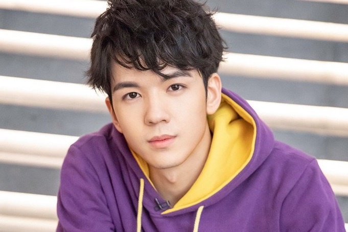 Nam ca si Trung Quoc bi dieu tra vi lam gia ho so thi dai hoc hinh anh