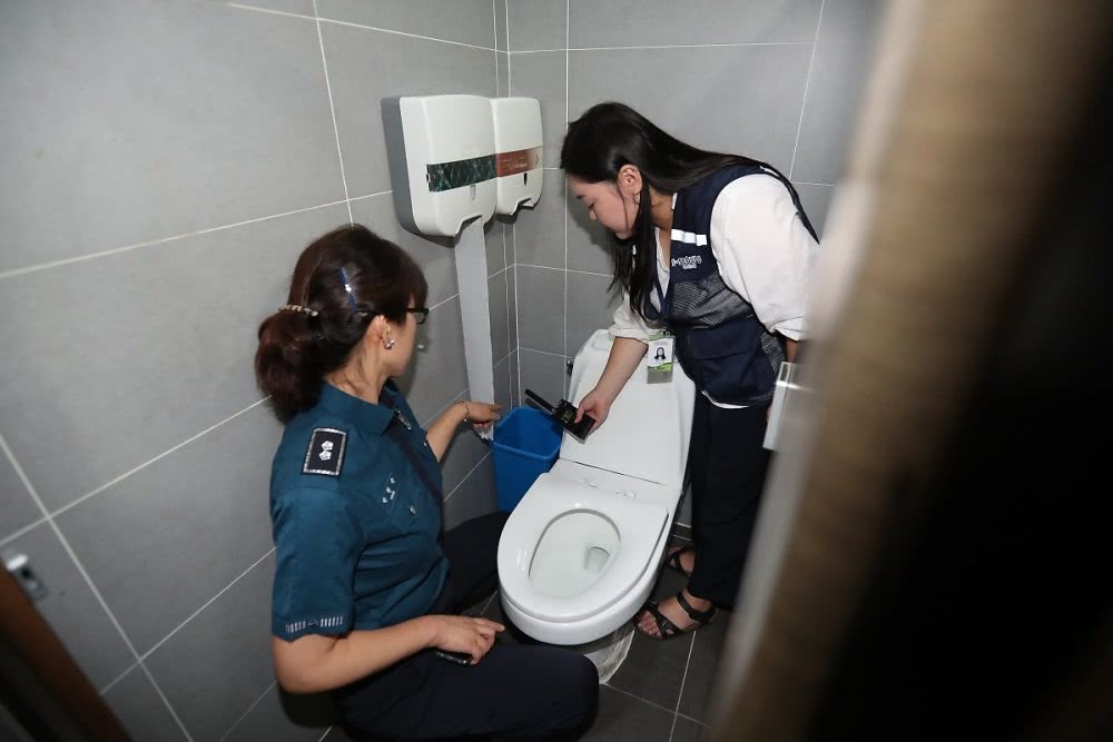 Nghi pham lap camera trong nha ve sinh nu dai KBS dau thu hinh anh