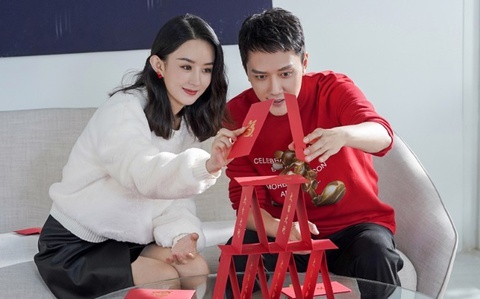 Trieu Le Dinh hoa hop voi gia dinh chong hinh anh