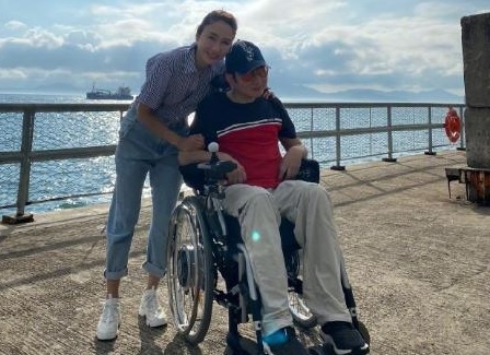 Le Tu cham soc va chieu chuong em trai benh tat hinh anh