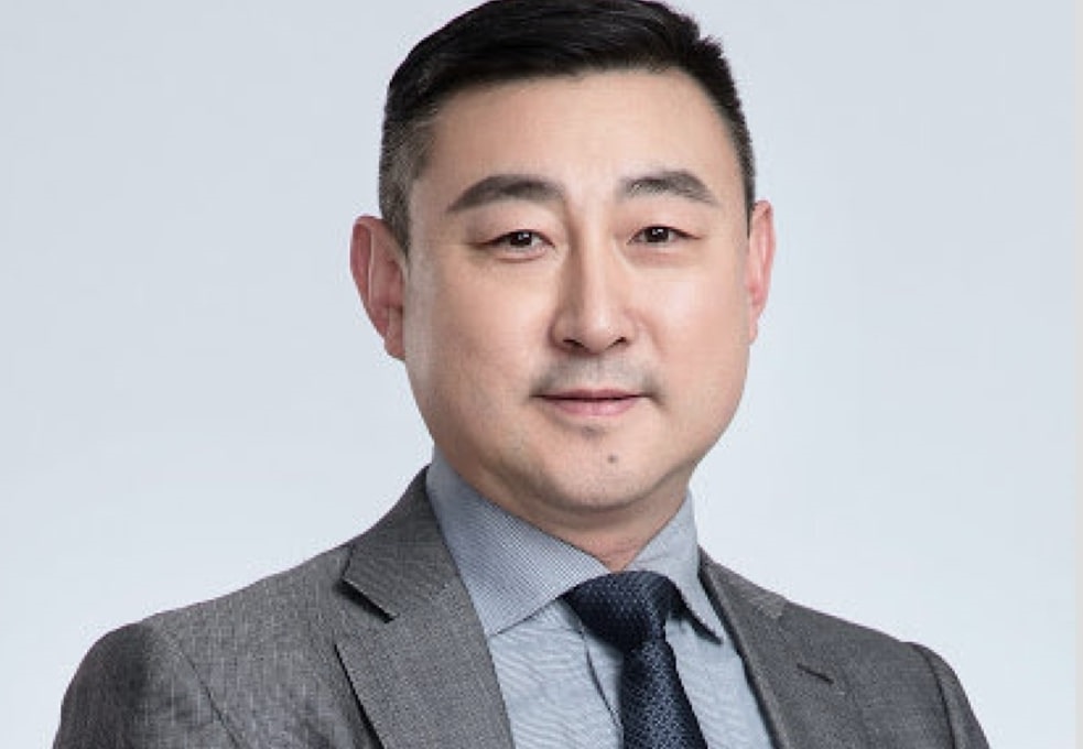 Pho chu tich tap doan san xuat phim Trung Quoc nhay lau tu sat hinh anh